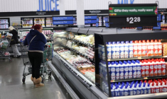 Des clients dans un magasin Walmart Supercenter à North Bergen, dans le New Jersey