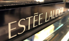 Un stand de cosmétiques Estee Lauder à Los Angeles