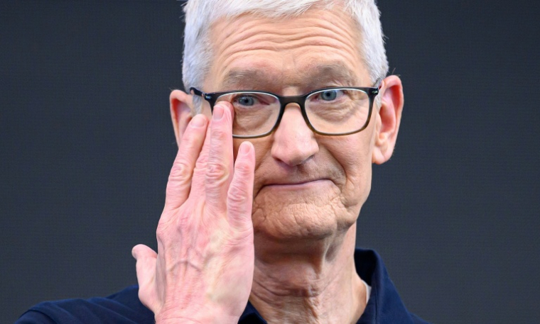 Le PDG d'Apple, Tim Cook, essuie une larme lors de sa dernière conférence mondiale des développeurs Apple (WWDC) à l'Apple Park de Cupertino, en Californie, le 8 juin 2026 ( AFP / Josh Edelson )