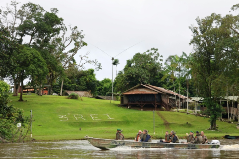 Une délégation préfectorale arrive par bateau à Camopi, ville frontalière avec le Brésil, où les habitants protestent contre les passages de frontière des orpailleurs illégaux, le 11 mai 2026 en Guyane ( AFP / Guillaume REUGE )