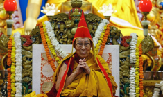 Le Dalaï Lama, chef spirituel de la communauté tibétaine, lors d'une prière aux côtés de milliers de fidèles à McLeod Ganj, dans le nord de l'Inde, le 5 juillet 2025 ( AFP / NIHARIKA KULKARNI )