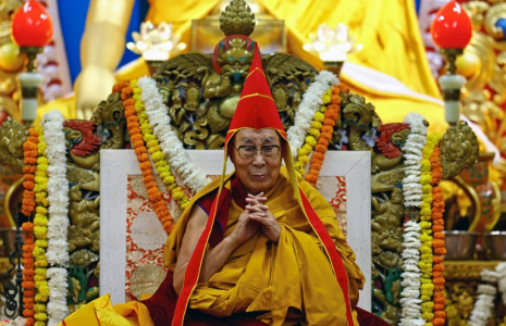 Le Dalaï Lama, chef spirituel de la communauté tibétaine, lors d'une prière aux côtés de milliers de fidèles à McLeod Ganj, dans le nord de l'Inde, le 5 juillet 2025 ( AFP / NIHARIKA KULKARNI )