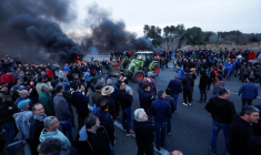 Manifestations d'agriculteurs espagnols contre la hausse des coûts et les règles écologiques, près de Gérone