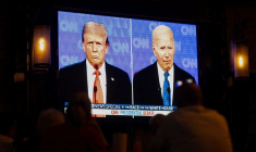 Des citoyens américains vivant au Mexique se rassemblent dans un restaurant pour suivre le débat entre Joe Biden et Donald Trump