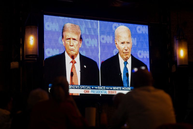 Des citoyens américains vivant au Mexique se rassemblent dans un restaurant pour suivre le débat entre Joe Biden et Donald Trump