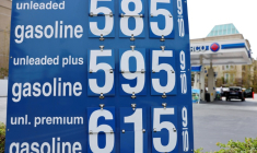 Les prix des carburants affichés dans une station-service Arco à Los Angeles, en Californie, le 30 mars 2026 ( Getty / MARIO TAMA )