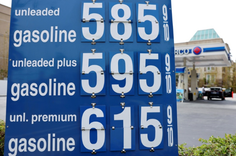 Les prix des carburants affichés dans une station-service Arco à Los Angeles, en Californie, le 30 mars 2026 ( Getty / MARIO TAMA )