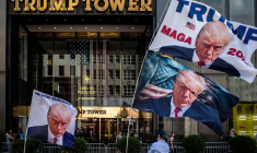 Des drapeaux à l'effigie de l'ancien président américain Donald Trump en place devant la Trump Tower, à New York