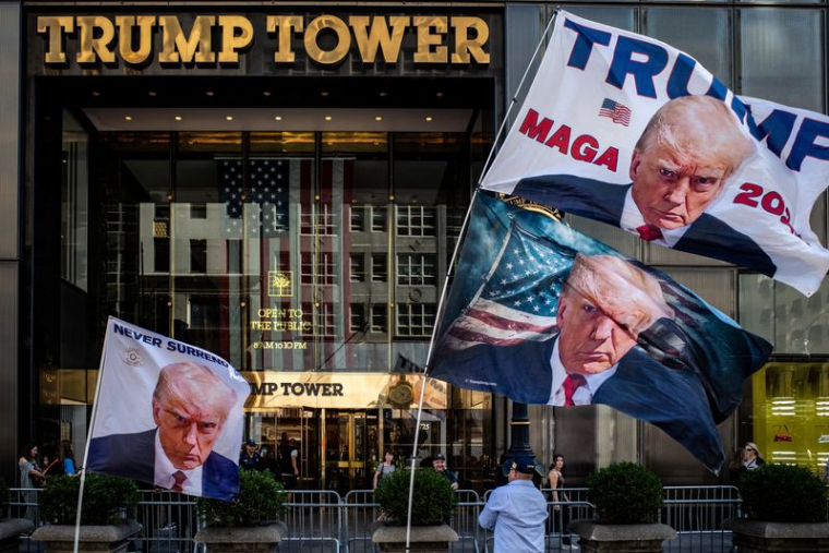Des drapeaux à l'effigie de l'ancien président américain Donald Trump en place devant la Trump Tower, à New York