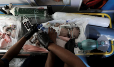 Des bébés palestiniens prématurés sont évacués de l'hôpital Al-Aqsa à la suite d'ordres d'évacuation israéliens.