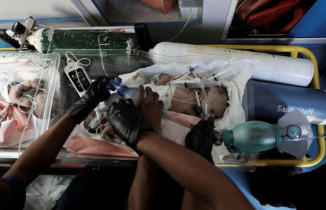 Des bébés palestiniens prématurés sont évacués de l'hôpital Al-Aqsa à la suite d'ordres d'évacuation israéliens.