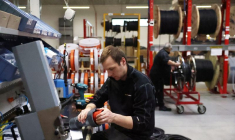 Des personnes travaillent sur des pièces de canons à neige à l'intérieur de l'usine TechnoAlpin, à Bolzano