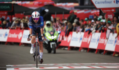 Brieuc Rolland franchit la ligne d'arrivée après la 7e étape à Andorre-la-Vieille, Andorre