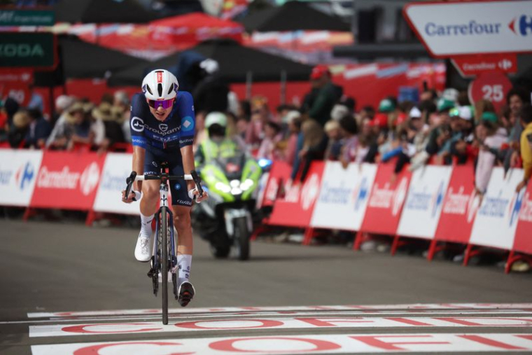 Brieuc Rolland franchit la ligne d'arrivée après la 7e étape à Andorre-la-Vieille, Andorre