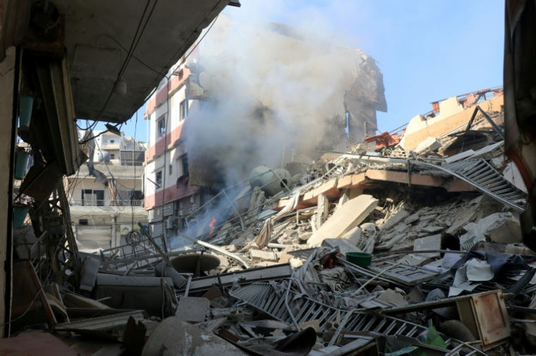 La fumée d'une frappe aérienne israélienne menée la veille, sur la ville côtière de Tur, le 9 avril 2026 dans le sud du Liban ( AFP / Kawnat HAJU )