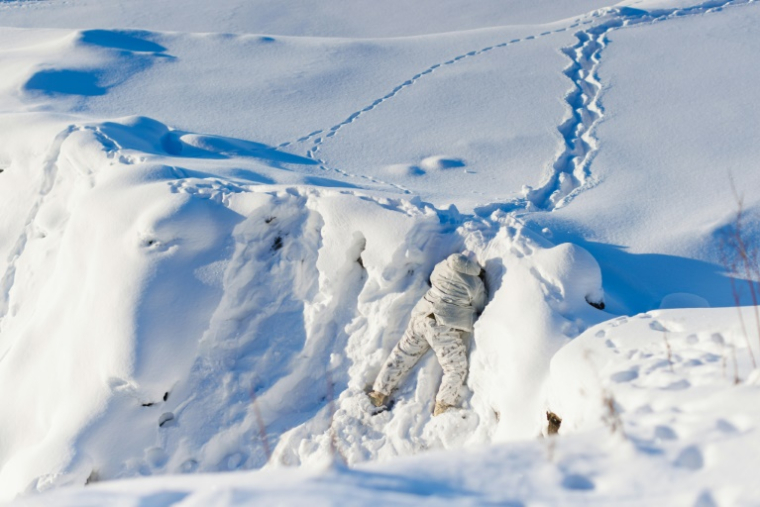 Un militaire canadien lors de l'opération Nanook dans le Grand Nord, le 27 février 2025. ( AFP / Cole BURSTON )