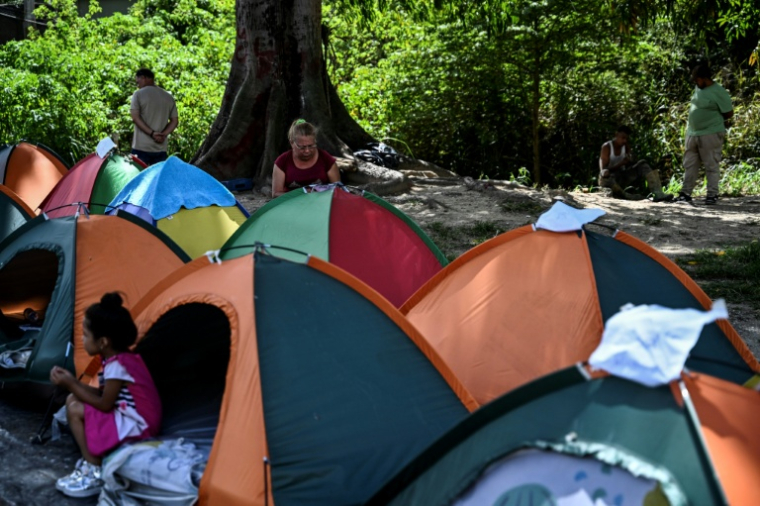 Des proches de détenus politiques campent devant la prison Rodeo I de Guatire, près de Caracas au Venezuela, le 25 janvier 2026 ( AFP / Ronaldo SCHEMIDT )
