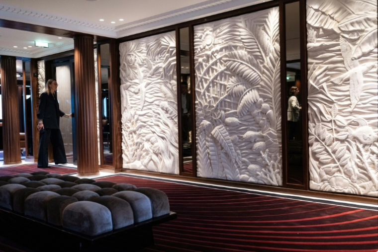 Vue d'un couloir à bord du voilier Orient Express Corinthian, aux Chantiers de l'Atlantique à Saint-Nazaire, le 28 avril 2026 en Loire-Atlantique ( AFP / Sebastien Salom-Gomis )