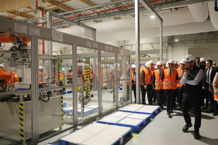 Le président Emmanuel Macron lors d'une visite d'une usine de batteries électriques flambant neuve du groupe sino-japonais AESC, à Douai dans le Nord, le 3 juin 2025 ( POOL / Teresa SUAREZ )