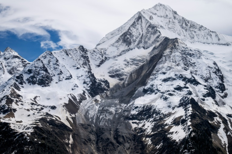 La montagne Bietschhorn, dans les Alpes suisses, après qu'une partie du glacier du Birch s'est effondrée la veille et a détruit le village de Blatten, le 29 mai 2025 ( AFP / FABRICE COFFRINI )