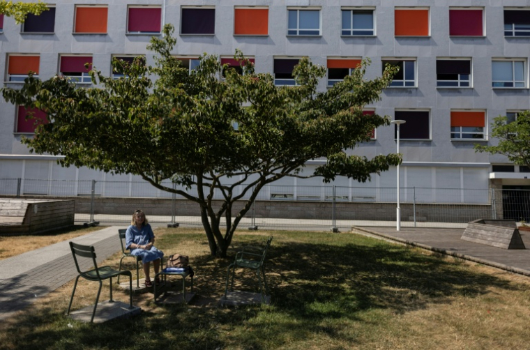 Une personne âgée assise à l'ombre d'un arbre à Lorient, dans le Morbihan, le 10 juillet 2026 lors d'une nouvelle vague de chaleur en France ( AFP / Fred TANNEAU )