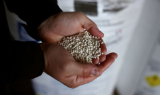 Guillaume Lefort, agriculteur français, tient des granulés d'engrais à Arville