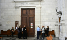 Le compagnon d'Agnès Lassalle, Stéphane Voirin, parle à des avocats au tribunal de Pau, le 21 avril 2026 ( AFP / Gaizka IROZ )