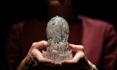 "L'œuf d'hiver" de Fabergé, commandé par l'ancien empereur russe Nicolas II pour sa mère, présenté lors d'une avant-première pour la presse chez Christie's, avant une mise aux enchères, le 27 novembre 2025 à Londres ( AFP / HENRY NICHOLLS )