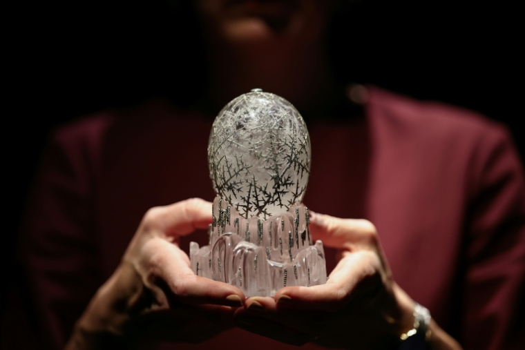 "L'œuf d'hiver" de Fabergé, commandé par l'ancien empereur russe Nicolas II pour sa mère, présenté lors d'une avant-première pour la presse chez Christie's, avant une mise aux enchères, le 27 novembre 2025 à Londres ( AFP / HENRY NICHOLLS )