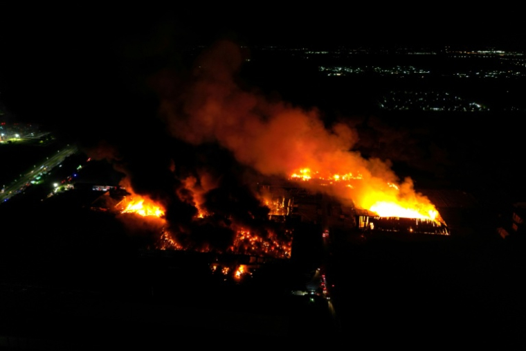 Vue aérienne d'un incendie survenu après une explosion dans une zone industrielle d’Ezeiza, dans la province de Buenos Aires, en Argentine, le 15 novembre 2025. ( AFP / Luis ROBAYO )