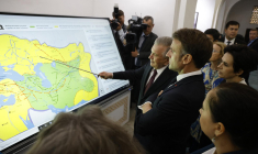 Emmanuel Macron et le président ouzbek Shavkat Mirziyoyev, à Samarcande (Ouzbékistan), le 2 novembre 2023 ( AFP / LUDOVIC MARIN )