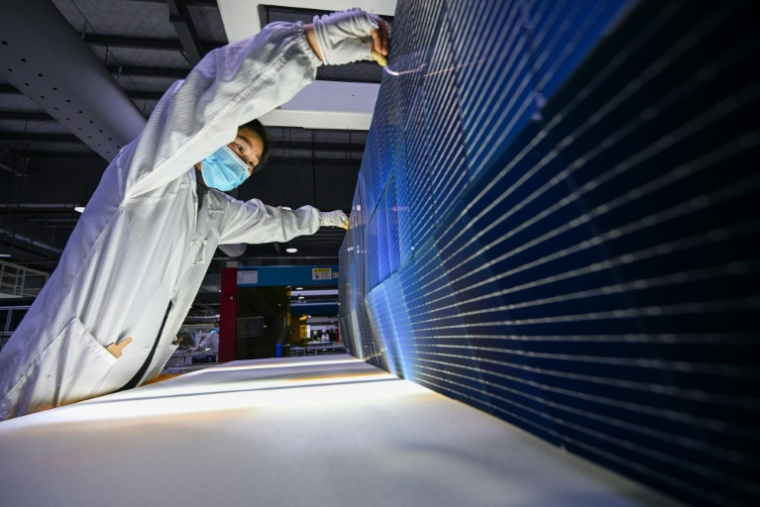Un ouvrier travaille sur des modules photovoltaïques (PV) pour panneaux solaires dans une usine de Suqian, dans la province du Jiangsu, à l'est de la Chine, le 23 janvier 2025 ( AFP / - )