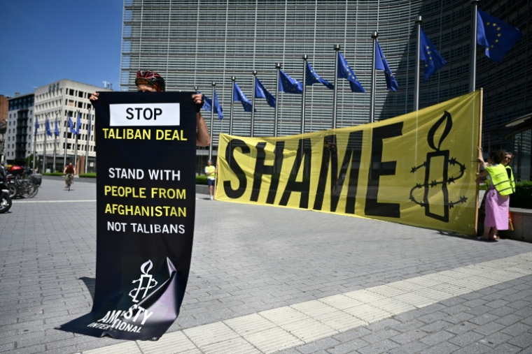 Un rassemblement devant la Commission européenne contre la réunion entre l'UE et des représentants des talibans le 23 juin 2026 ( AFP / Nicolas TUCAT )