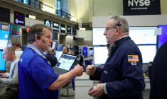Des traders travaillent sur le parquet de la Bourse de New York