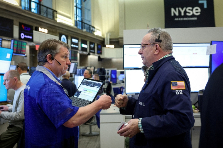 Des traders travaillent sur le parquet de la Bourse de New York