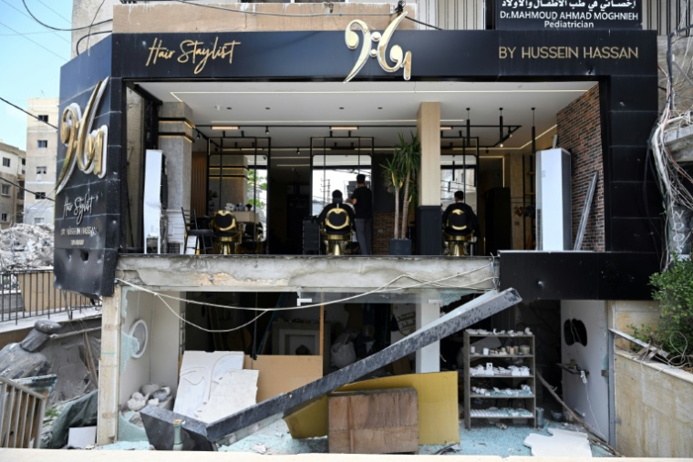Un coiffeur a réouvert à Tyr malgré les dégâts, le 23 juin 2026. ( AFP / Joseph EID )