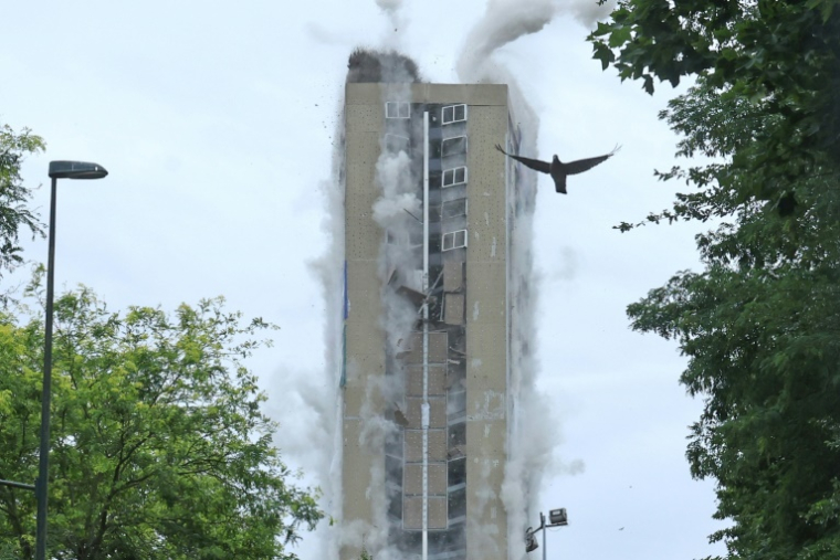 Destruction de la Tour Kennedy par foudroyage à Loos, dans la métropole lilloise,le 20 juillet 2025 ( AFP / FRANCOIS LO PRESTI )