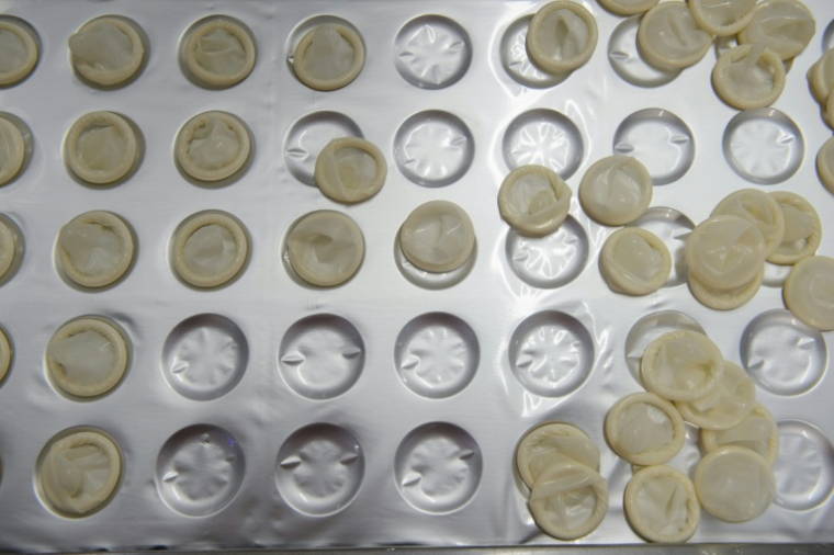 Une trentaine de références de préservatifs non conformes, vendues en ligne et en pharmacie ces derniers mois, sont susceptibles d'entraîner des grossesses non désirées ou des infections sexuellement transmissibles ( AFP / Yasuyoshi CHIBA )