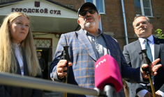 L'opposant russe Boris Nadejdine, à la sortie du tribunal de Dolgoproudny, dans la région de Moscou, après avoir été condamné à une amende pour "démonstration de symboles extrémistes", le 17 juillet 2026 ( AFP / Alexander NEMENOV )
