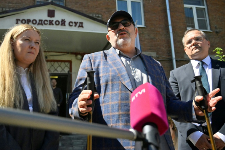 L'opposant russe Boris Nadejdine, à la sortie du tribunal de Dolgoproudny, dans la région de Moscou, après avoir été condamné à une amende pour "démonstration de symboles extrémistes", le 17 juillet 2026 ( AFP / Alexander NEMENOV )