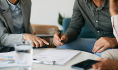 Jusqu'à quel âge peut-on souscrire une assurance vie ? / iStock.com - Drazen Zigic