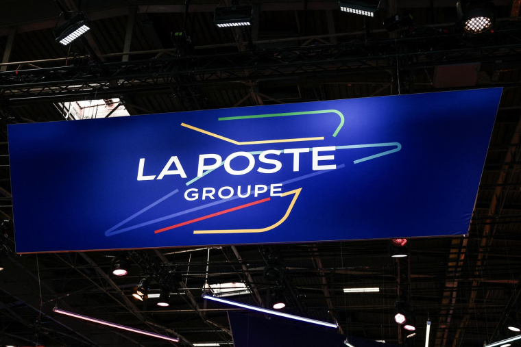La Poste demeure à ce jour la première et seule entreprise à avoir été condamnée sur le fondement de la loi de 2017. Cette législation impose aux grandes entreprises de prévenir risques environnementaux et atteinte aux droits humains de leurs activités. ( AFP / THIBAUD MORITZ )