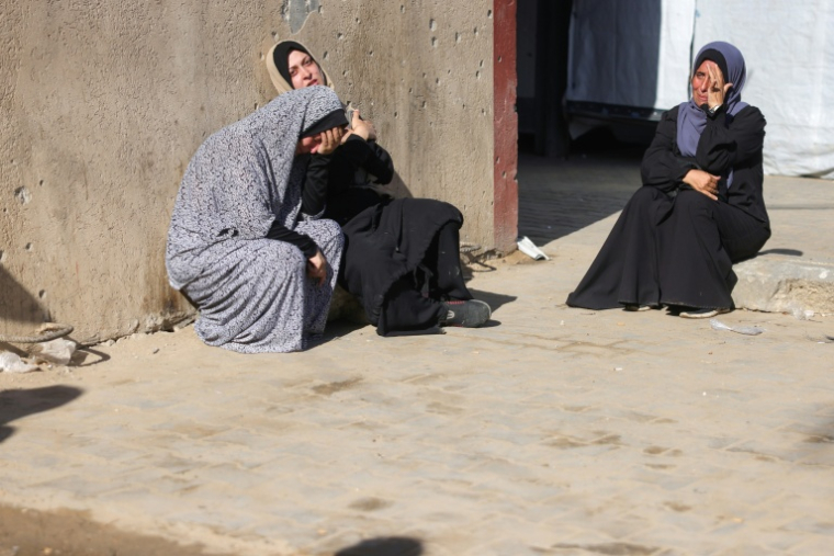 Des Palestiniennes pleurent leurs morts près de l'hôpital Al-Aqsa à Deir al-Balah, dans la bande de Gaza, le 2 octobre 2025 ( AFP / BASHAR TALEB )
