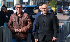 Christophe Ellul et son avocat Alexandre Novion arrivent au tribunal de Soissons, le 3 mars 2026 dans l'Aisne; à l'ouverture de son procès pour le meurtre de sa femme Elisa Pilarski, tuée par son chien en 2019 ( AFP / Francois LO PRESTI )