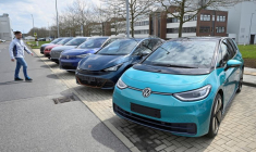 Des modèles de voitures électriques du groupe Volkswagen sont garés devant l'usine de production de l'entreprise, à Zwickau.