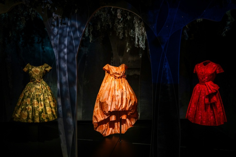 Des robes de Christian Dior présentées à l'exposition "La collection Dior d'Azzedine Alaïa" de la Fondation Azzedine Alaïa à la Galerie Dior à Paris, le 9 décembre 2025 ( AFP / Dimitar DILKOFF )