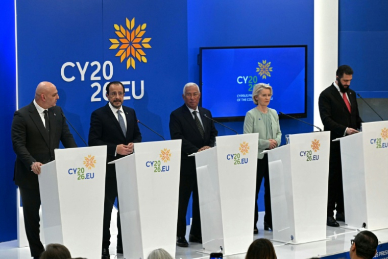(g-d) Le président libanais Joseph Aoun, le président chypriote Nikos Christodoulides, le président du Conseil européen Antonio Costa, la présidente de la Commission européenne Ursula von der Leyen et le président syrien Ahmed al-Charia lors d'une conférence de presse à l'issue d'une session de travail du Conseil européen et de ses partenaires régionaux, le 24 avril 2026 à Nicosie, à Chypre ( AFP / NICOLAS TUCAT )
