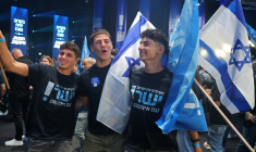 Des Israéliens saluent les premières estimations des résultats des législatives lors de la soirée électorale du parti Yashar de Gadi Eisenkot, le 27 octobre 2026 à Tel-Aviv ( AFP / Jack GUEZ )