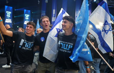 Des Israéliens saluent les premières estimations des résultats des législatives lors de la soirée électorale du parti Yashar de Gadi Eisenkot, le 27 octobre 2026 à Tel-Aviv ( AFP / Jack GUEZ )