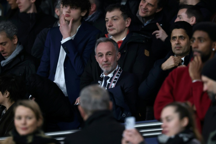 Le maire de Paris, Emmanuel Grégoire (au centre), et le président du Paris Saint-Germain, Nasser al-Khelaïfi (à droite), dans les tribunes du Parc des Princes le 3 avril 2026 à Paris ( AFP / Anne-Christine POUJOULAT )